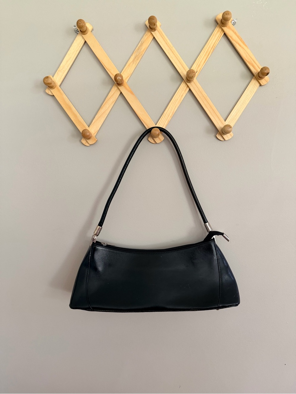 Made In ITALY Classic Black Leather Crescent Shoulder Bag with zipper closure-